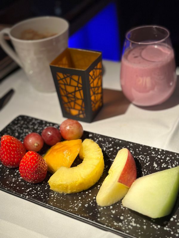 カタール・ドーハ「カタールワールドカップへ！」の写真：カタール航空の朝食！

軽食で焼鳥があっ...