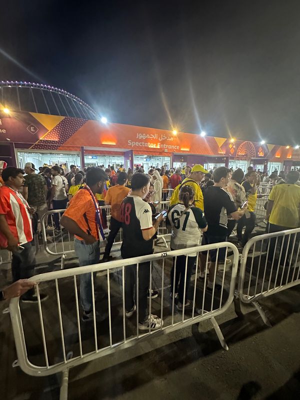 カタール・ドーハ「カタールワールドカップへ！」の写真：ハリーファ国際スタジアムに到着
大混雑と...