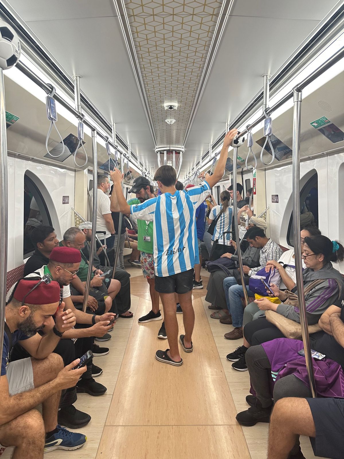 スークワキーフから地下鉄に乗ってみる。13時頃だったと思うからあまり試合に...