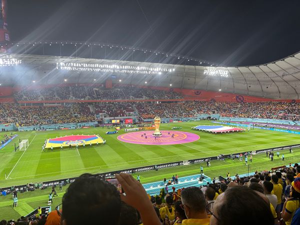 カタール・ドーハ「カタールワールドカップへ！」の写真：席はエクアドルサポーター側だった。地下鉄...