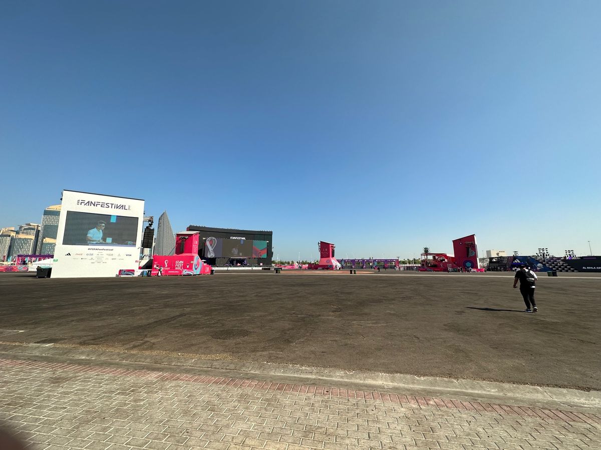 2日目の昼はCorniche 駅近にあるFIFA Fan Festival...