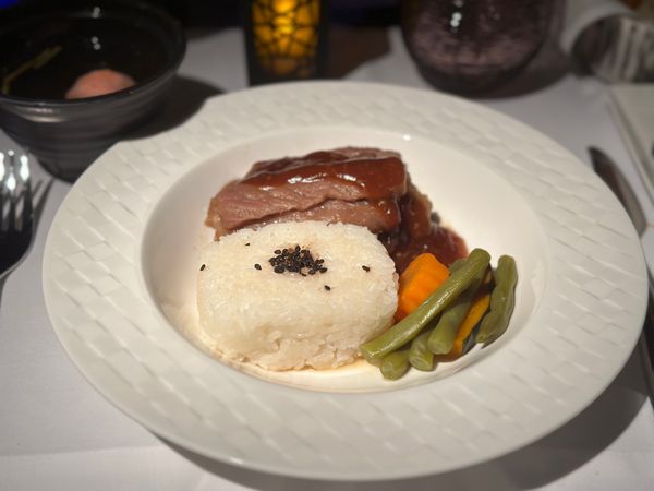 カタール・ドーハ「カタールワールドカップへ！」の写真：カタール航空ビジネスクラスの機内食（夕食...