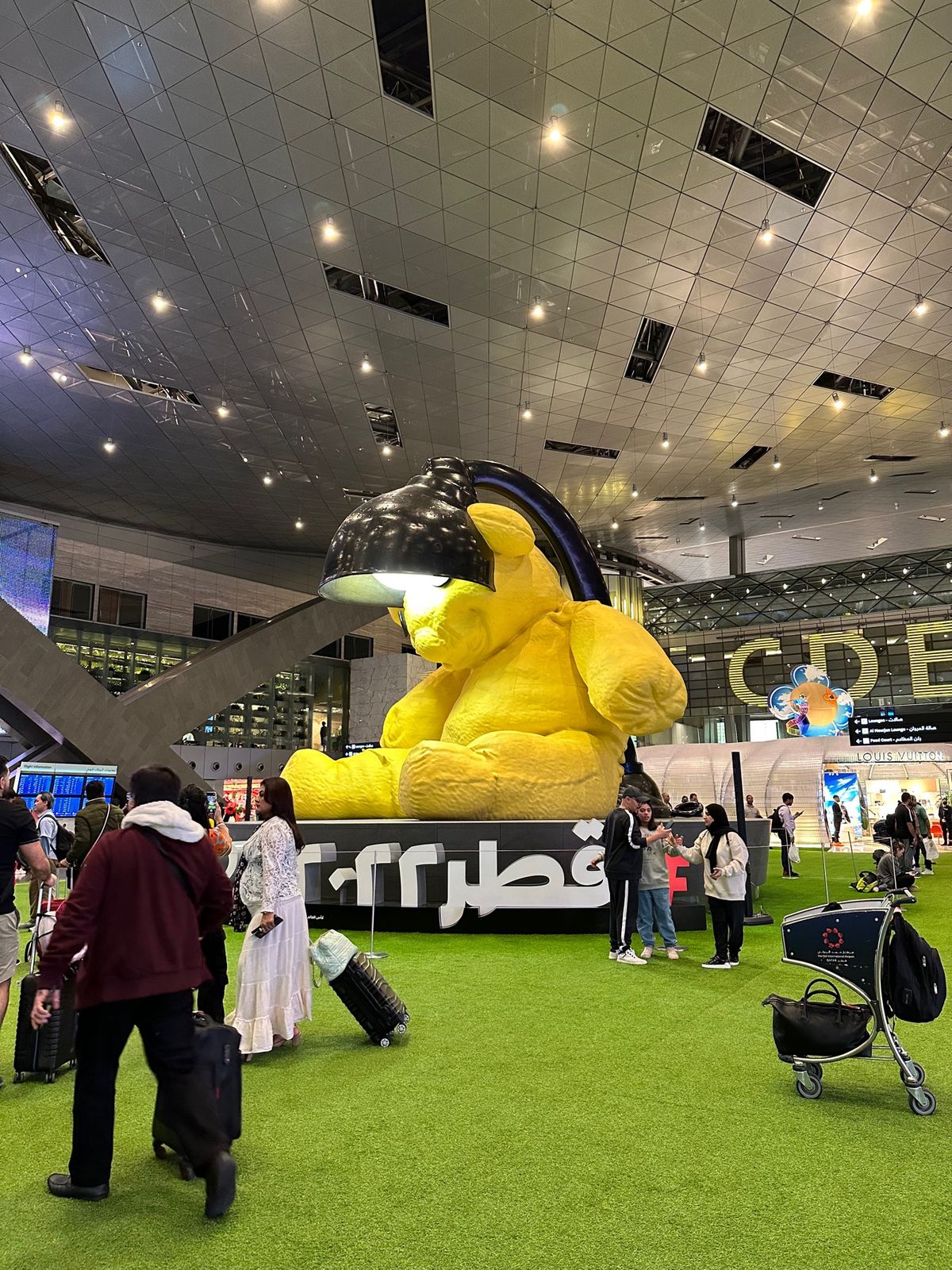 ドーハハマド空港

荷物検査はあっさり通過。めっちゃ広ーい！
次男がチキン...
