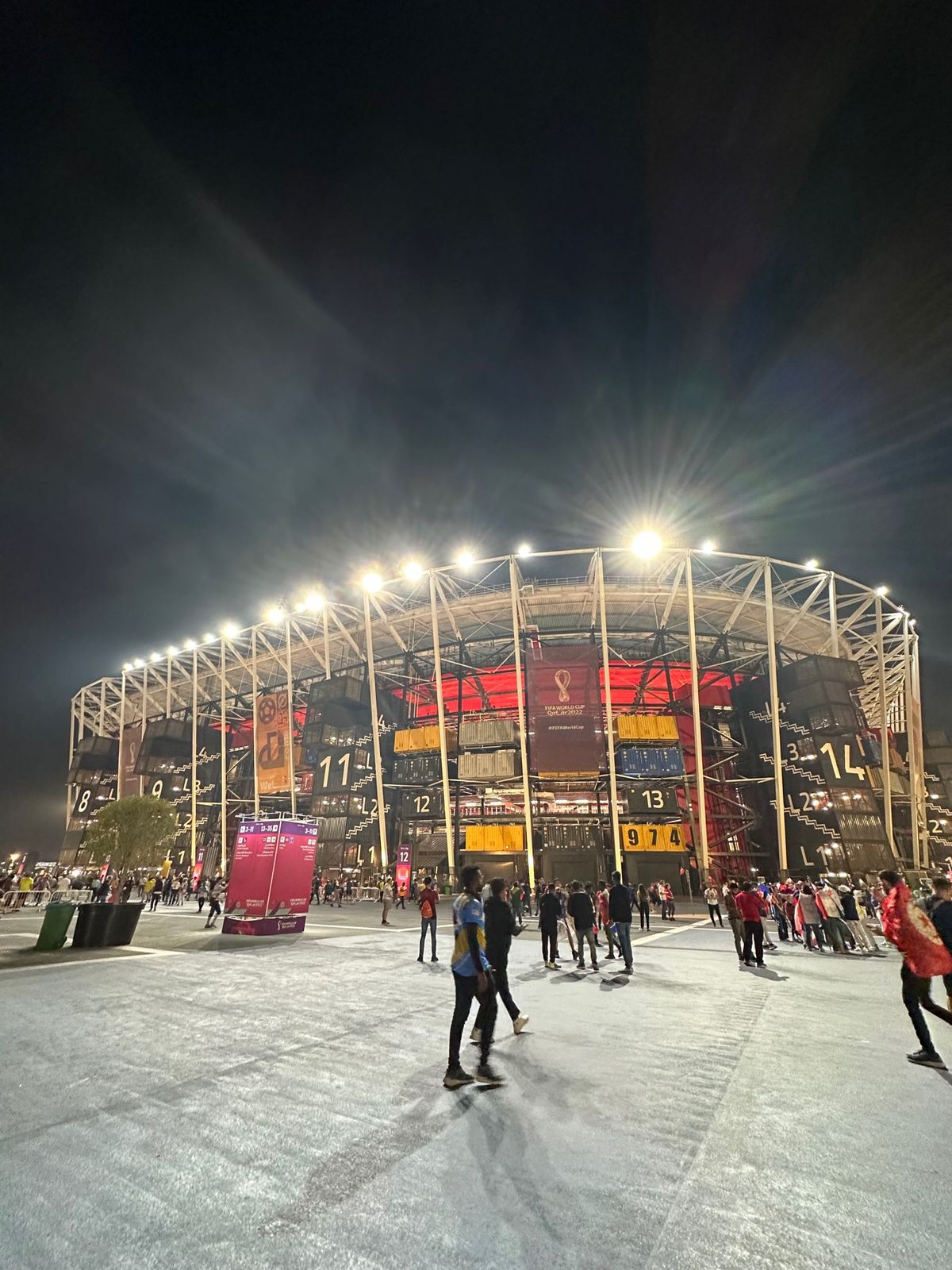 2日目夜はフランス対デンマーク

スタジアムでホットドッグを食べる。あまり...