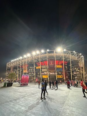 2日目夜はフランス対デンマーク

スタジアムでホットドッグを食べる。あまり...