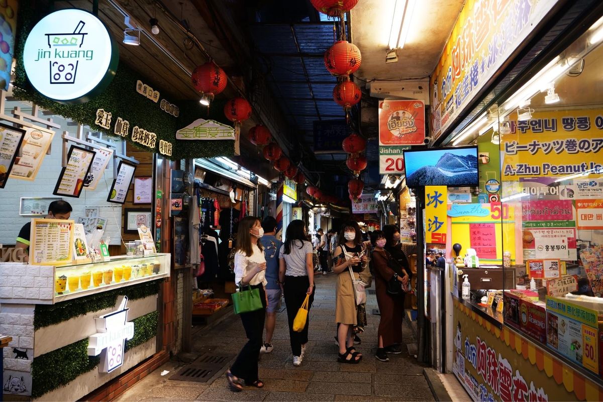 商店が並ぶ九份