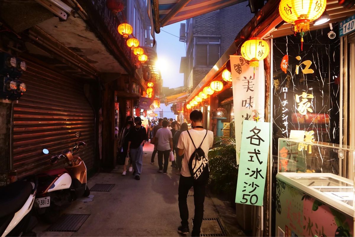 商店が並ぶ九份