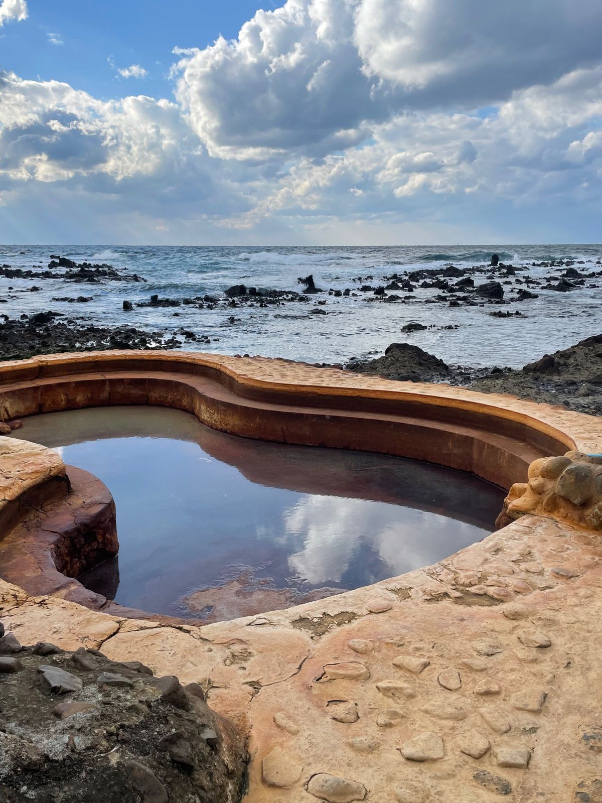 次の日は不老ふ死温泉へ。海辺の露天風呂は故障中でした。残念💧でも中湯だけで...