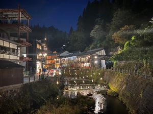 銀山温泉では川に投影するプロジェクションマッピングのイベントがやっていました。