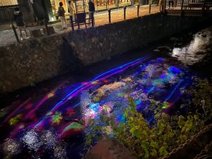 銀山温泉では川に投影するプロジェクションマッピングのイベントがやっていました。