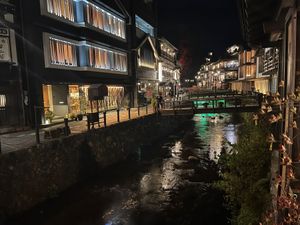 銀山温泉では川に投影するプロジェクションマッピングのイベントがやっていました。