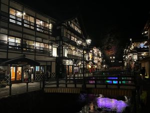 銀山温泉では川に投影するプロジェクションマッピングのイベントがやっていました。