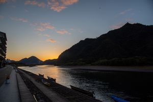 まだ夜も明けない長良川清流ホテルを出て徒歩で鵜飼ミュージアムの辺りまで歩い...
