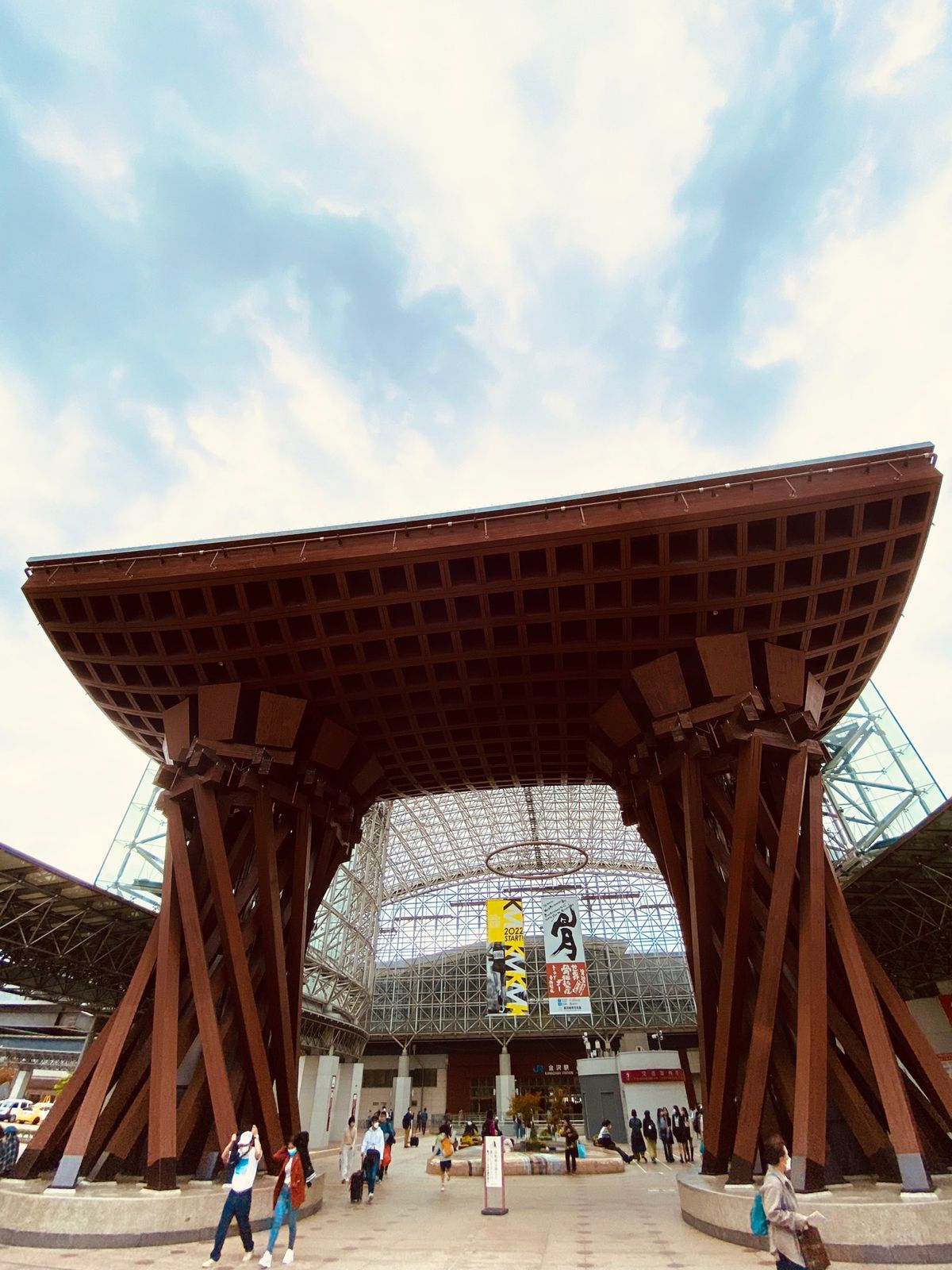 金沢到着。すぐに近江市場でS君目的の白海老🍤のどぐろ🐟のお寿司を堪能😋次に...