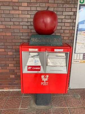 JR弘前駅
駅前りんごポスト