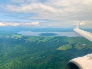 伊丹空港から女満別空港
飛行機からの屈斜路湖