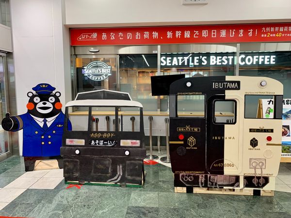 日本・大分県「202110福岡、大分」の写真：JR博多駅
みどりの窓口にくまモン