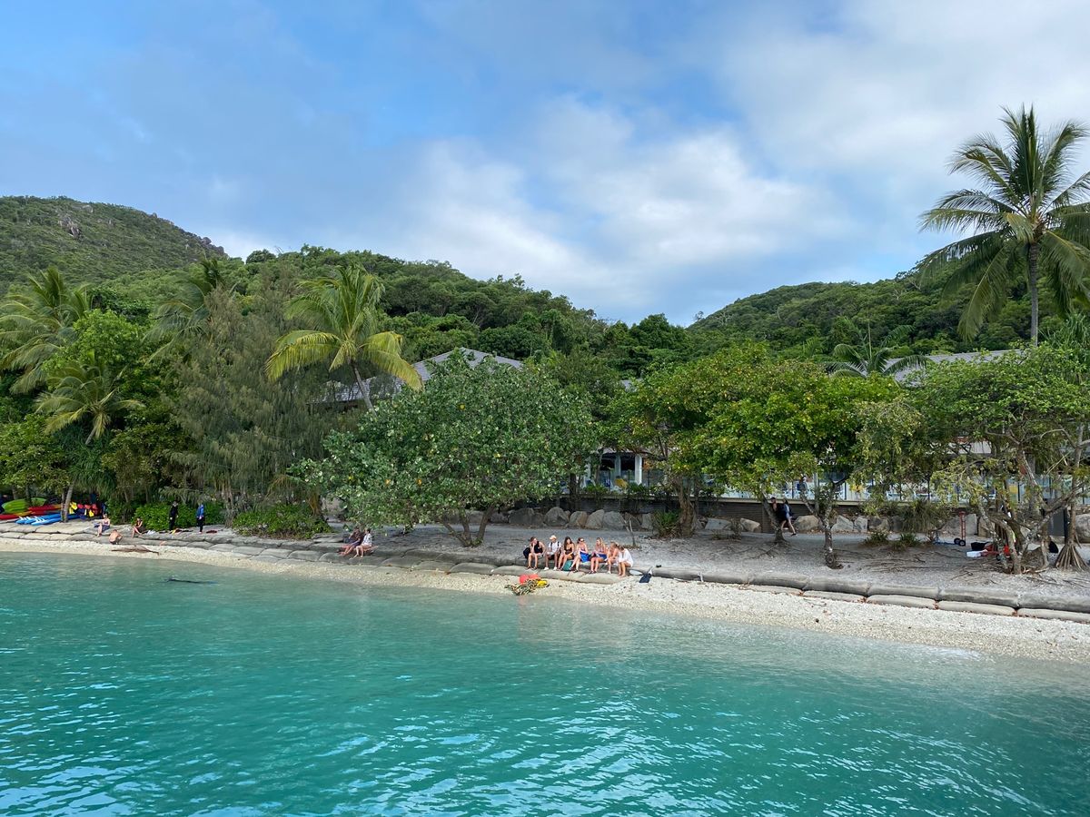 2日目はフィッツロイ島へ。
足下は砂浜ではなくサンゴ。
波が去る時にカラカ...