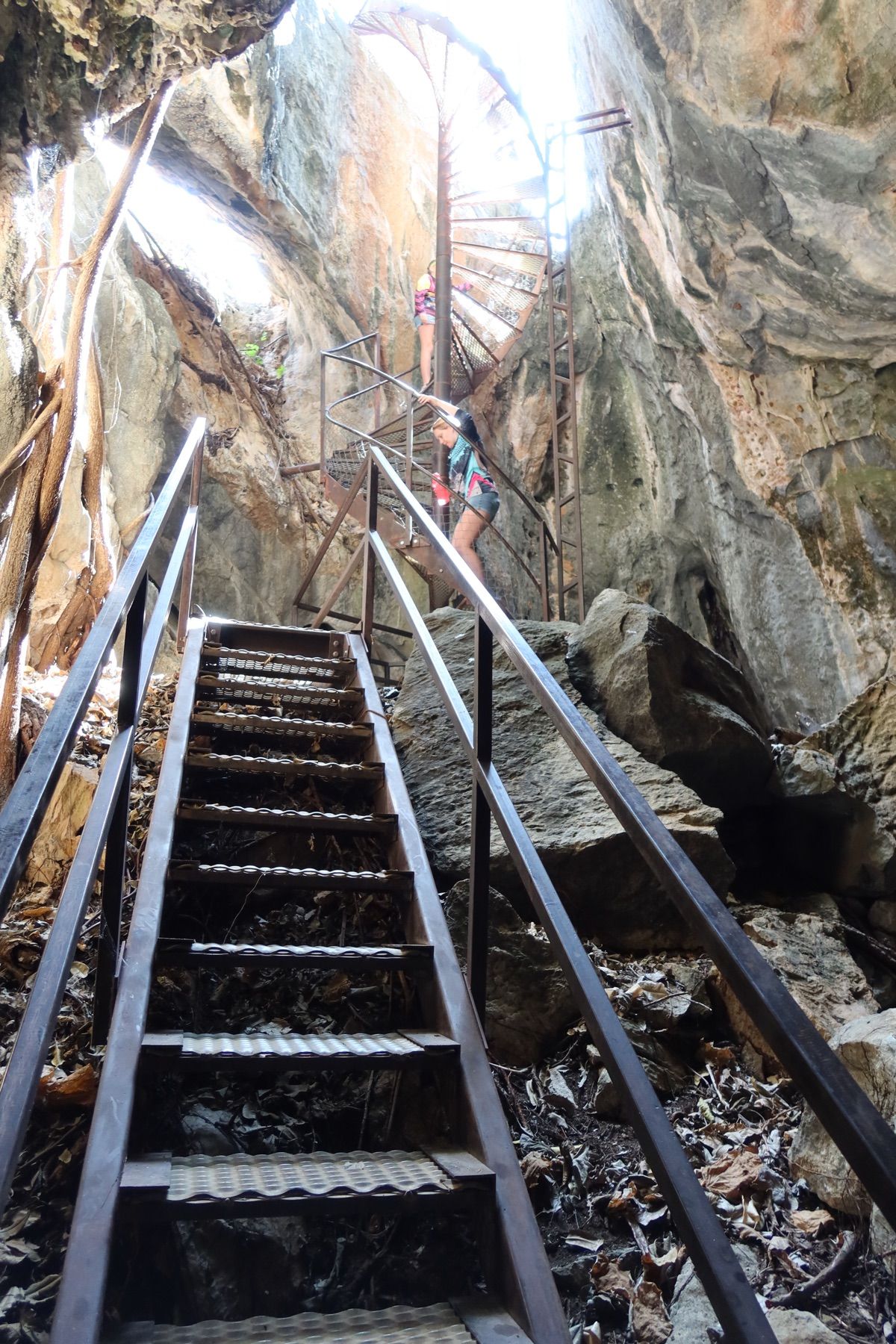 チラゴーでは洞窟ツアーに参加。
ガイドさんの説明（英語）が全く理解できず…...