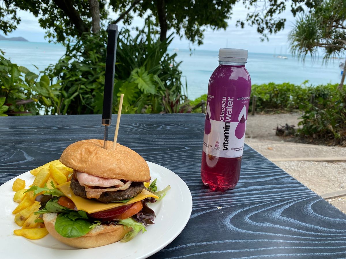 2日目はフィッツロイ島へ。
足下は砂浜ではなくサンゴ。
波が去る時にカラカ...