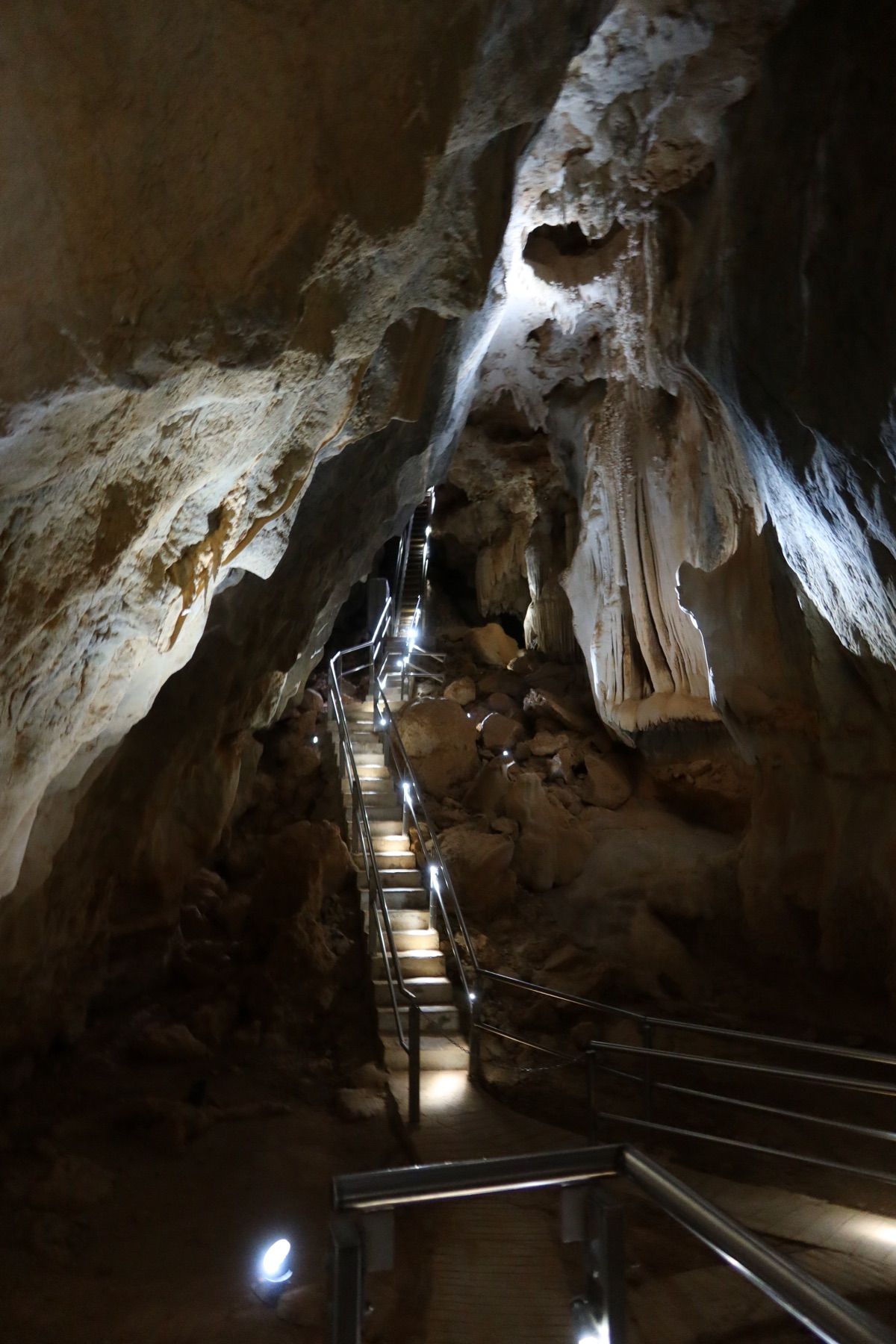 チラゴーでは洞窟ツアーに参加。
ガイドさんの説明（英語）が全く理解できず…...