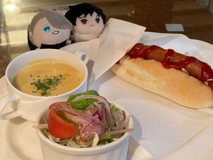 ランチはステンドグラス美術館のカフェバイブリーで。ホットドッグセットをいた...