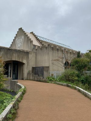 エミール・ガレ美術館。館内は撮影禁止なので、写真の工芸品は《ガレ風》のお土...