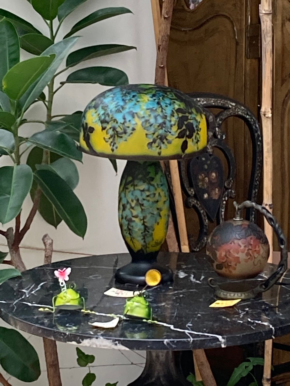 エミール・ガレ美術館。館内は撮影禁止なので、写真の工芸品は《ガレ風》のお土...