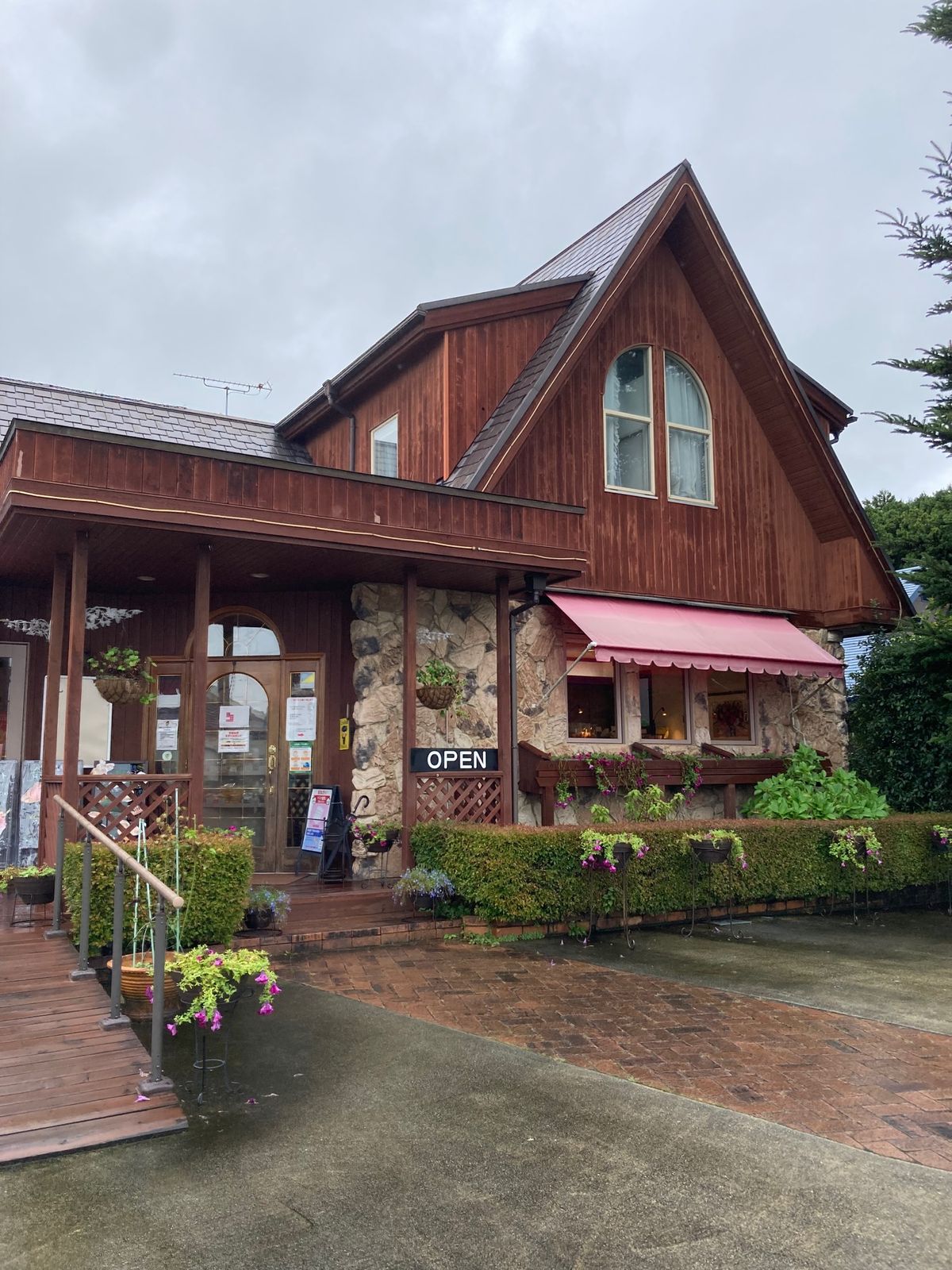 朝、チェックアウトした後、ベーカリーへ。シェレンバウム黒磯店さんです。
普...