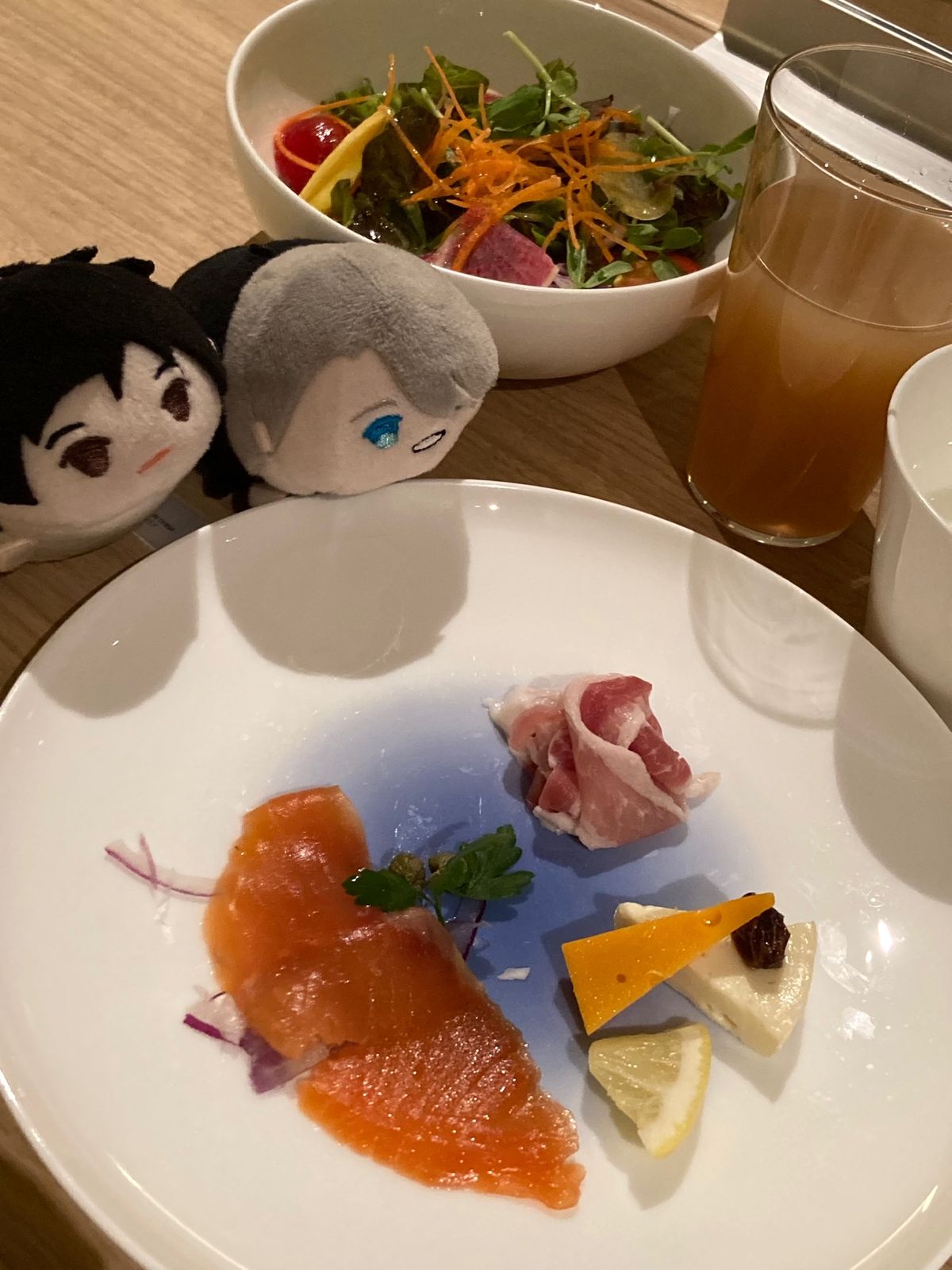 朝食はバイキングではなく、コースメニューみたいな感じ。
この後、湯豆腐食べ...