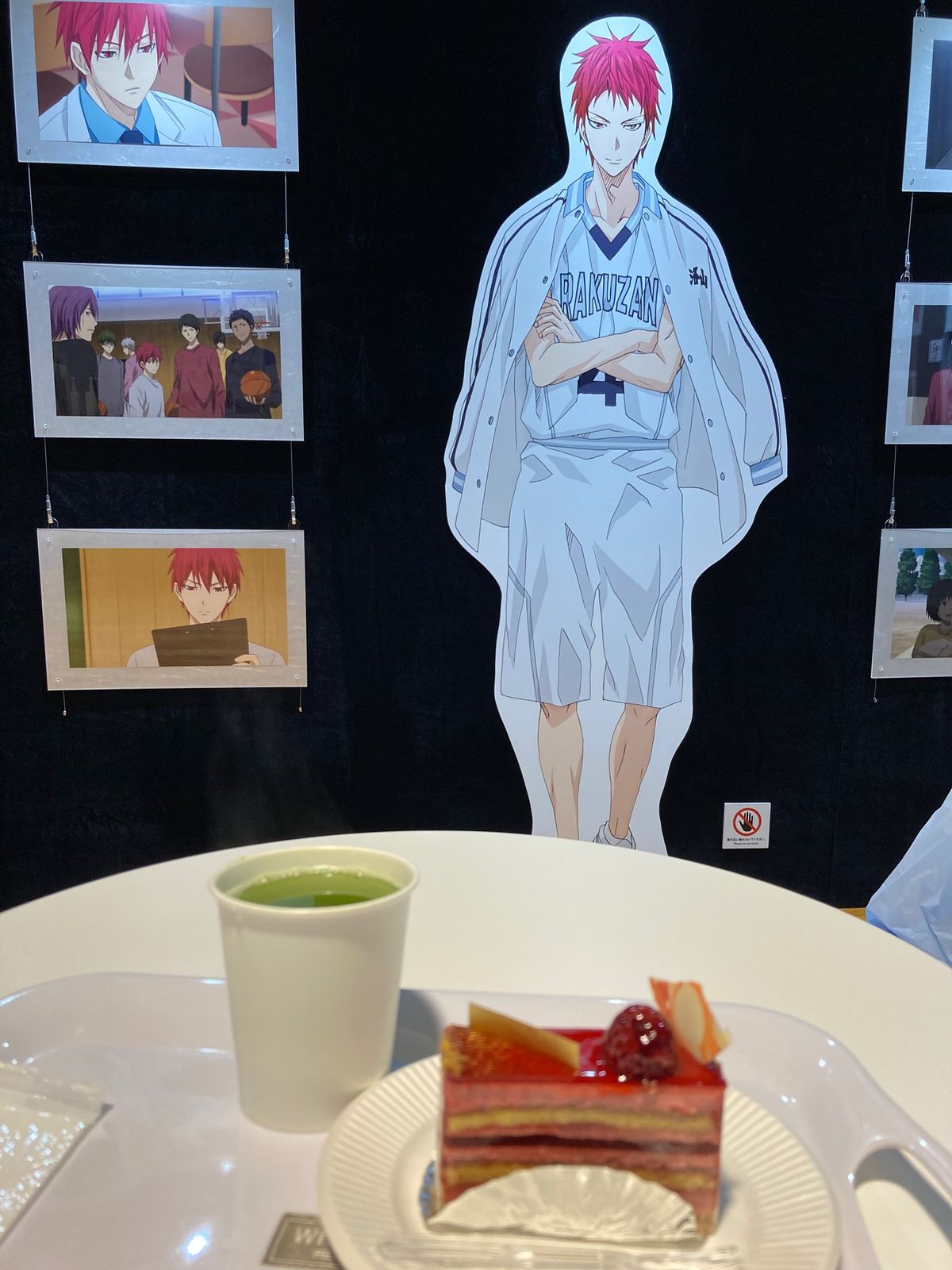 今回のメインイベント《赤司征十郎ショップ》へやって来ました。
たくさんの赤...