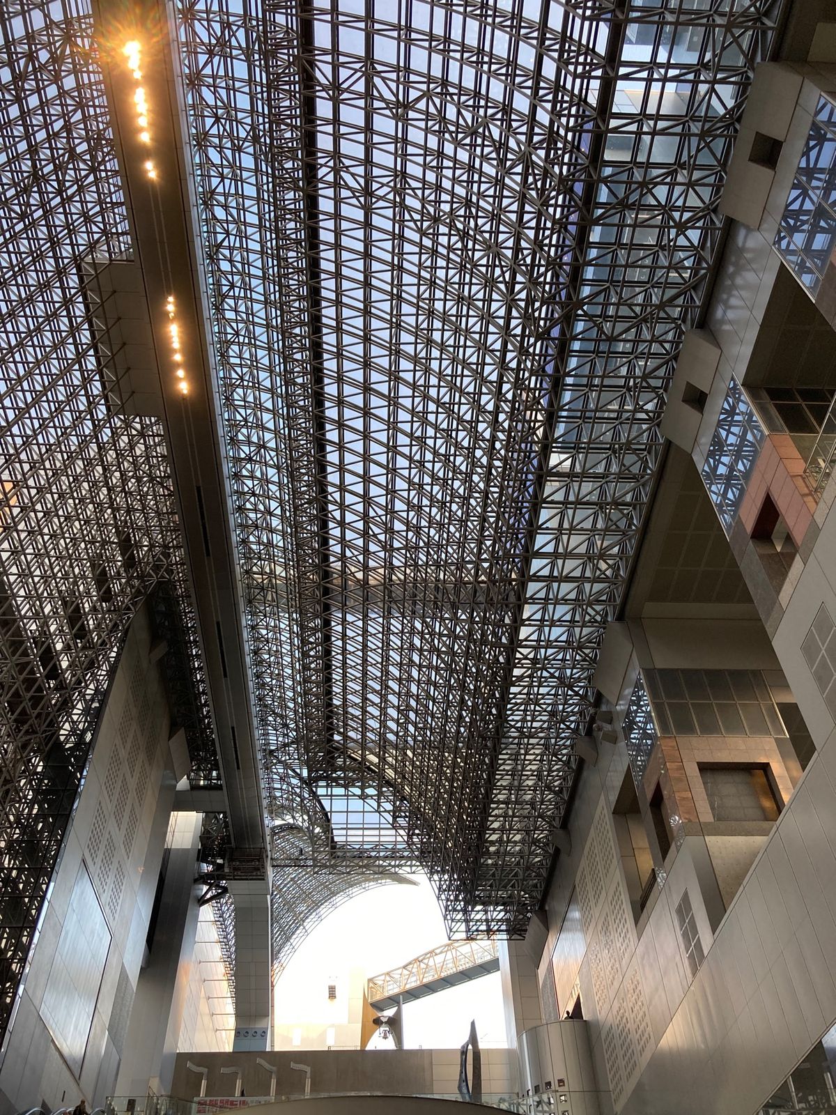 普通なら新幹線🚄で行くところだけど、マイル貯めたいので飛行機✈️で伊丹空港...