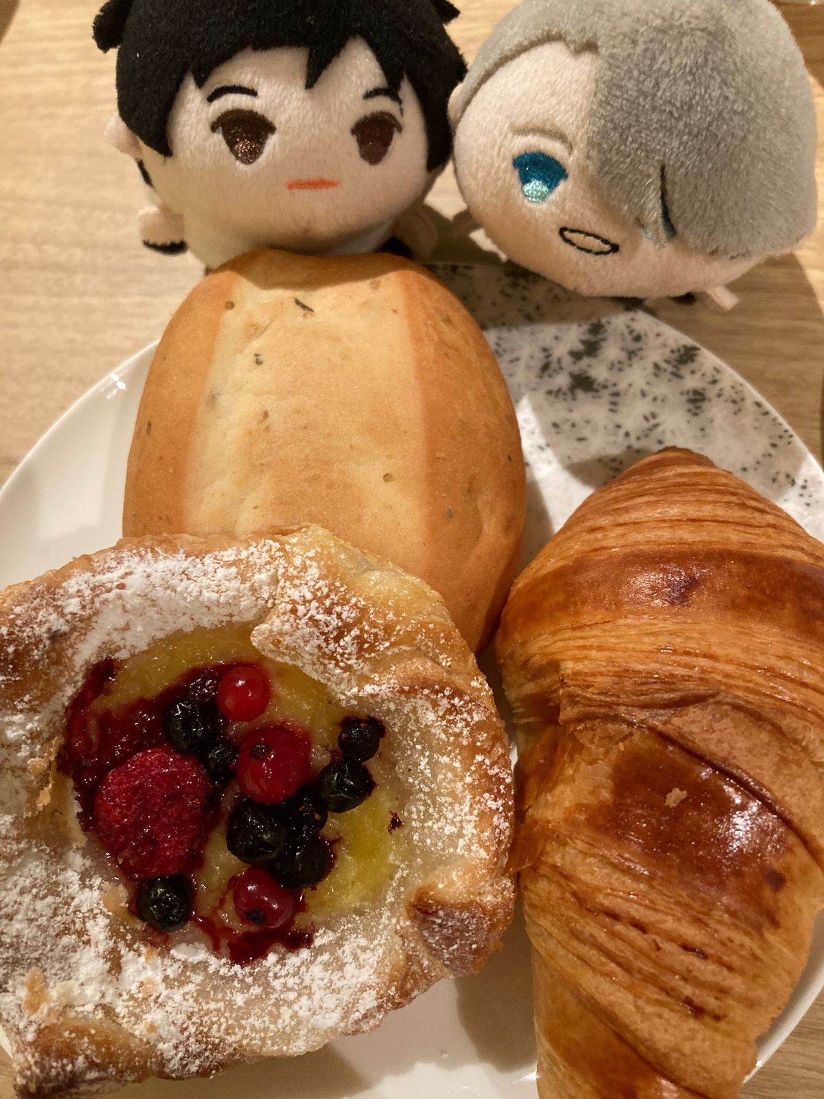 朝食はバイキングではなく、コースメニューみたいな感じ。
この後、湯豆腐食べ...