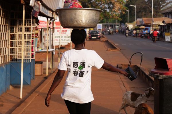 アラブ首長国連邦・Dubai「ガーナ出張」の写真：とりあえず頭に乗せていく