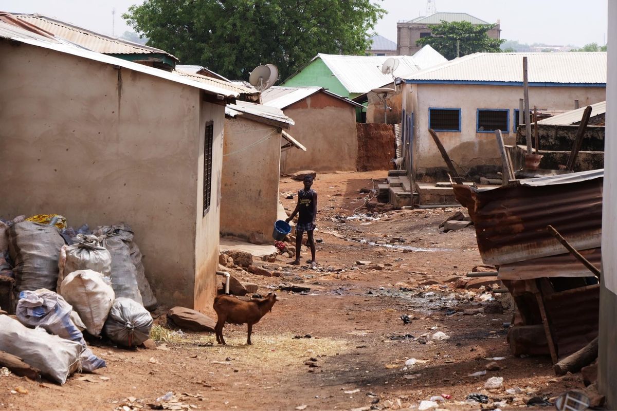 未舗装道路も多い