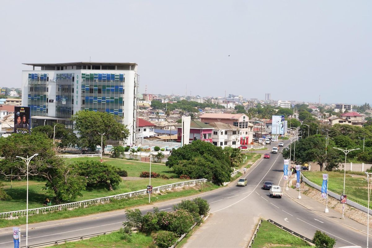 首都アクラの独立記念広場