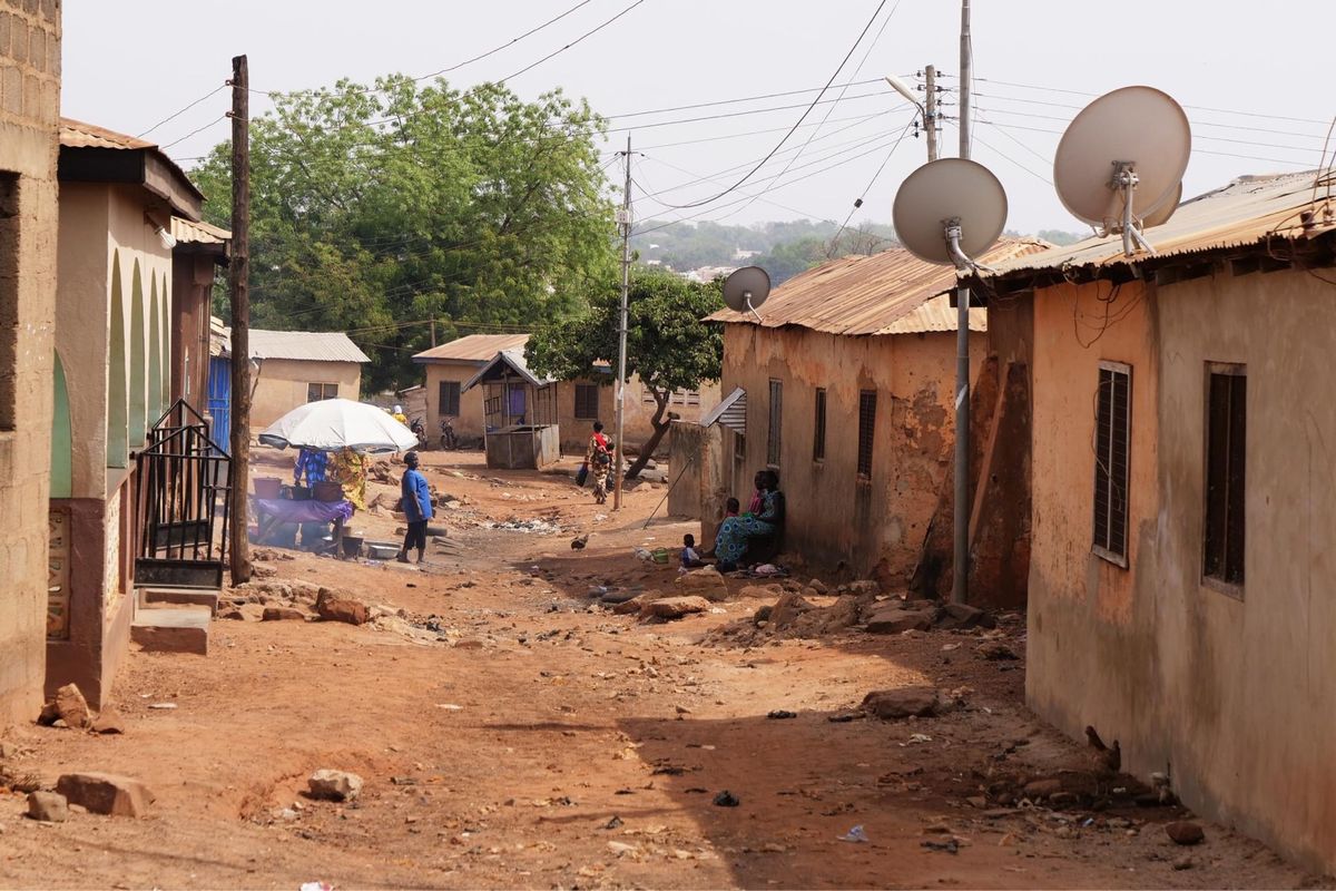未舗装道路も多い