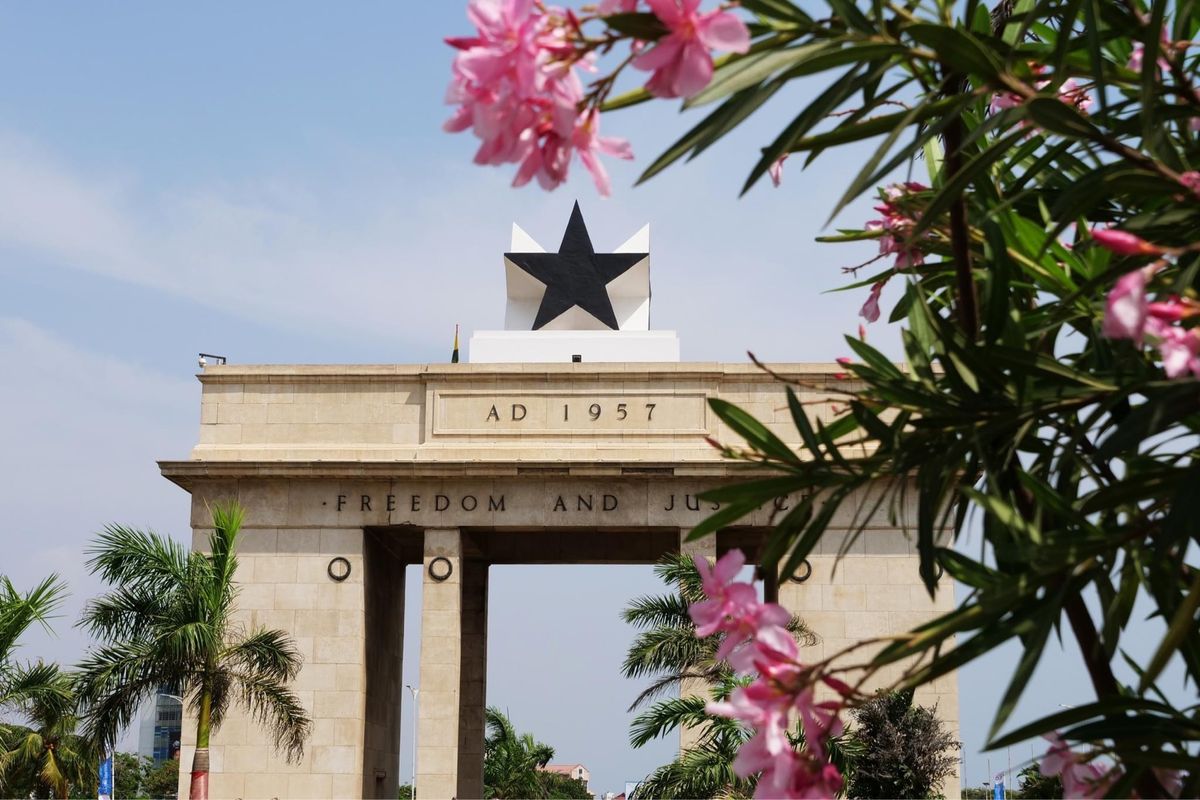 首都アクラの独立記念広場