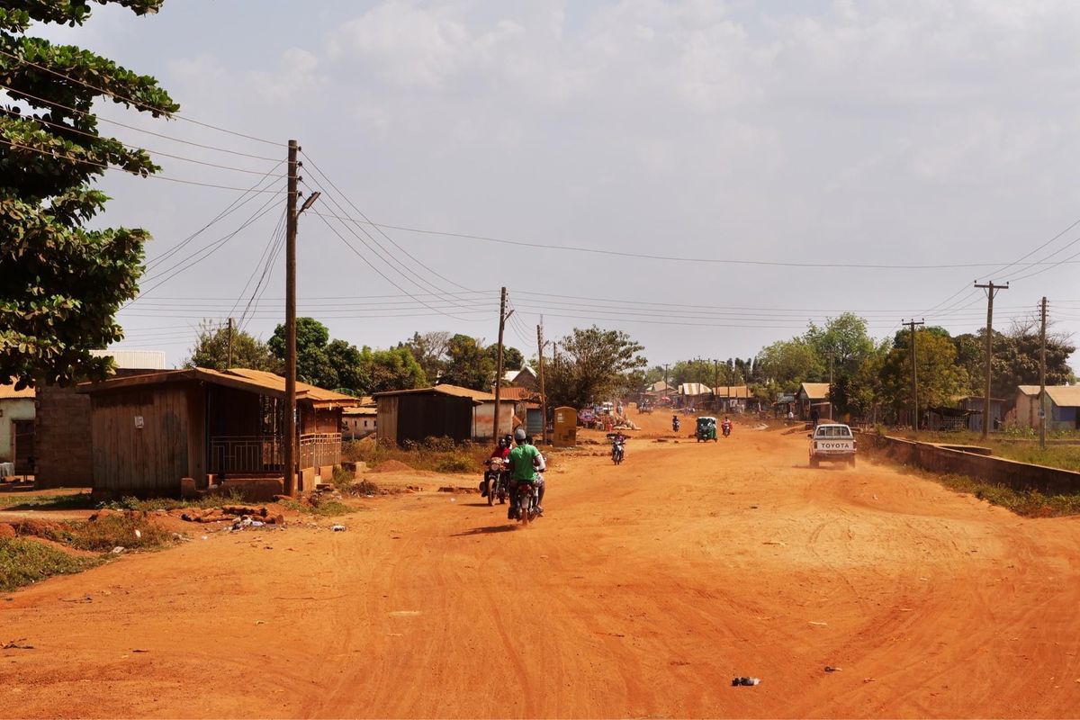 未舗装道路も多い