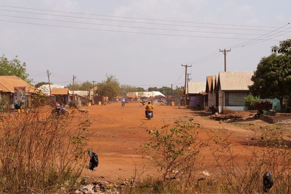 アラブ首長国連邦・Dubai「ガーナ出張」の写真：未舗装道路も多い