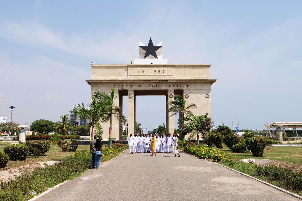 首都アクラの独立記念広場