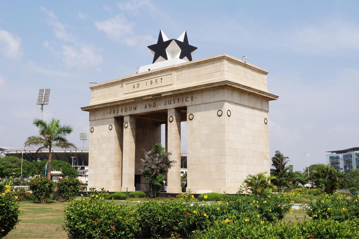 首都アクラの独立記念広場