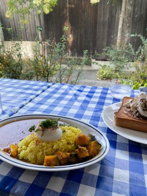 Cafe Gewaのカレーときのこトースト
コーヒーは出涸らしで薄めながら...