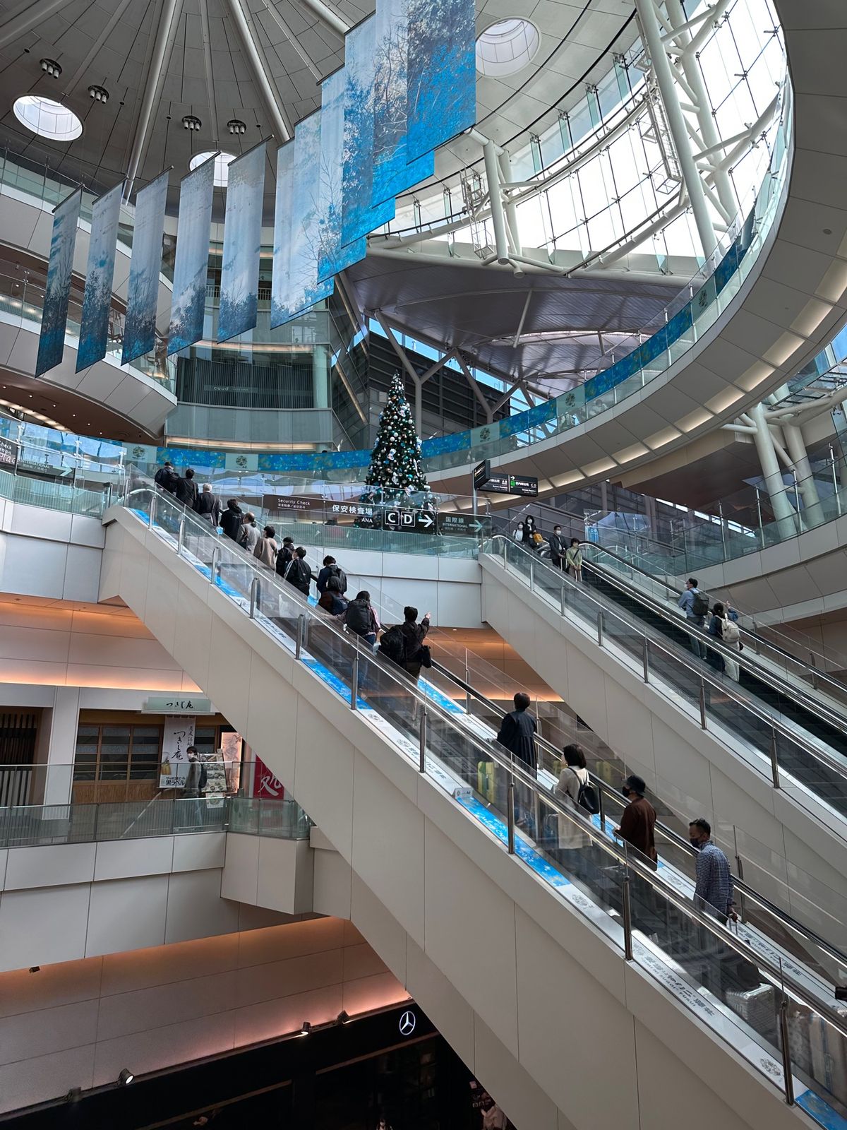 ドリンクのカップは鬼滅の刃
富士山が近づいてくるワクワク
羽田国際空港第二...