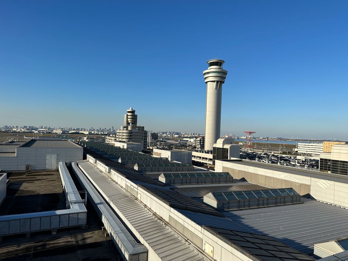 羽田国際空港第1ターミナル
第1ターミナルはJALメインなので、ツリーも赤...