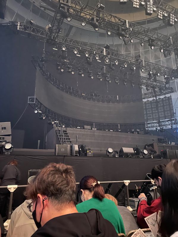 「CNツアー Ensemble Pray @神戸ワールド記念ホール」の写真：近い…