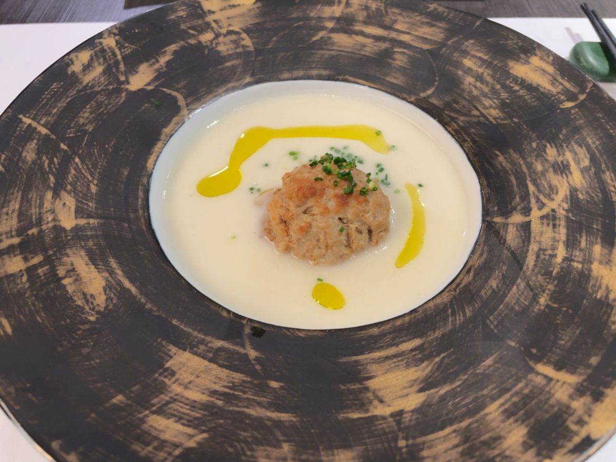 ホテルの夕食は和洋折衷の創作和食。こちらの〆はやはり鯛めし。釜で炊く松山鯛...