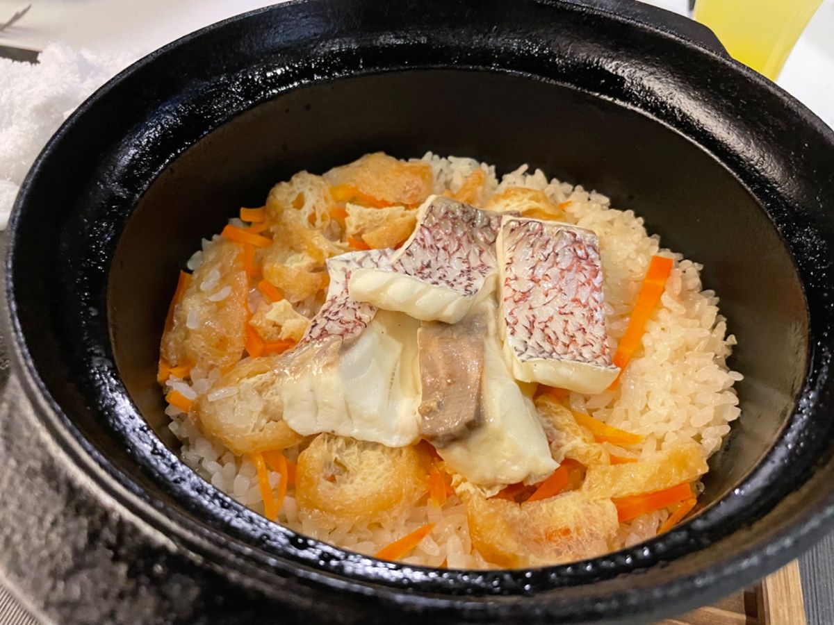 ホテルの夕食は和洋折衷の創作和食。こちらの〆はやはり鯛めし。釜で炊く松山鯛...