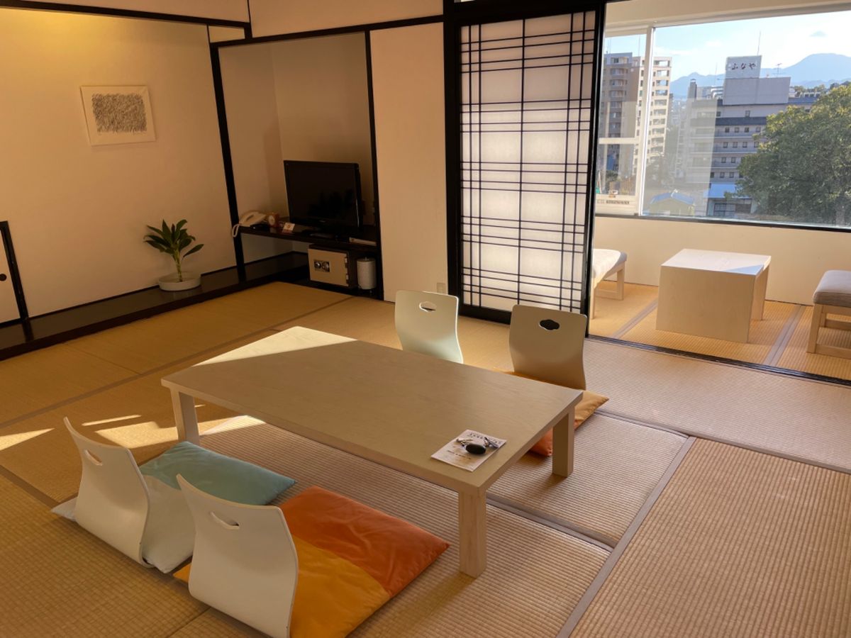 今回の宿は道後温泉本館の近くにあるホテル。リーズナブルでなかなか良かったです。