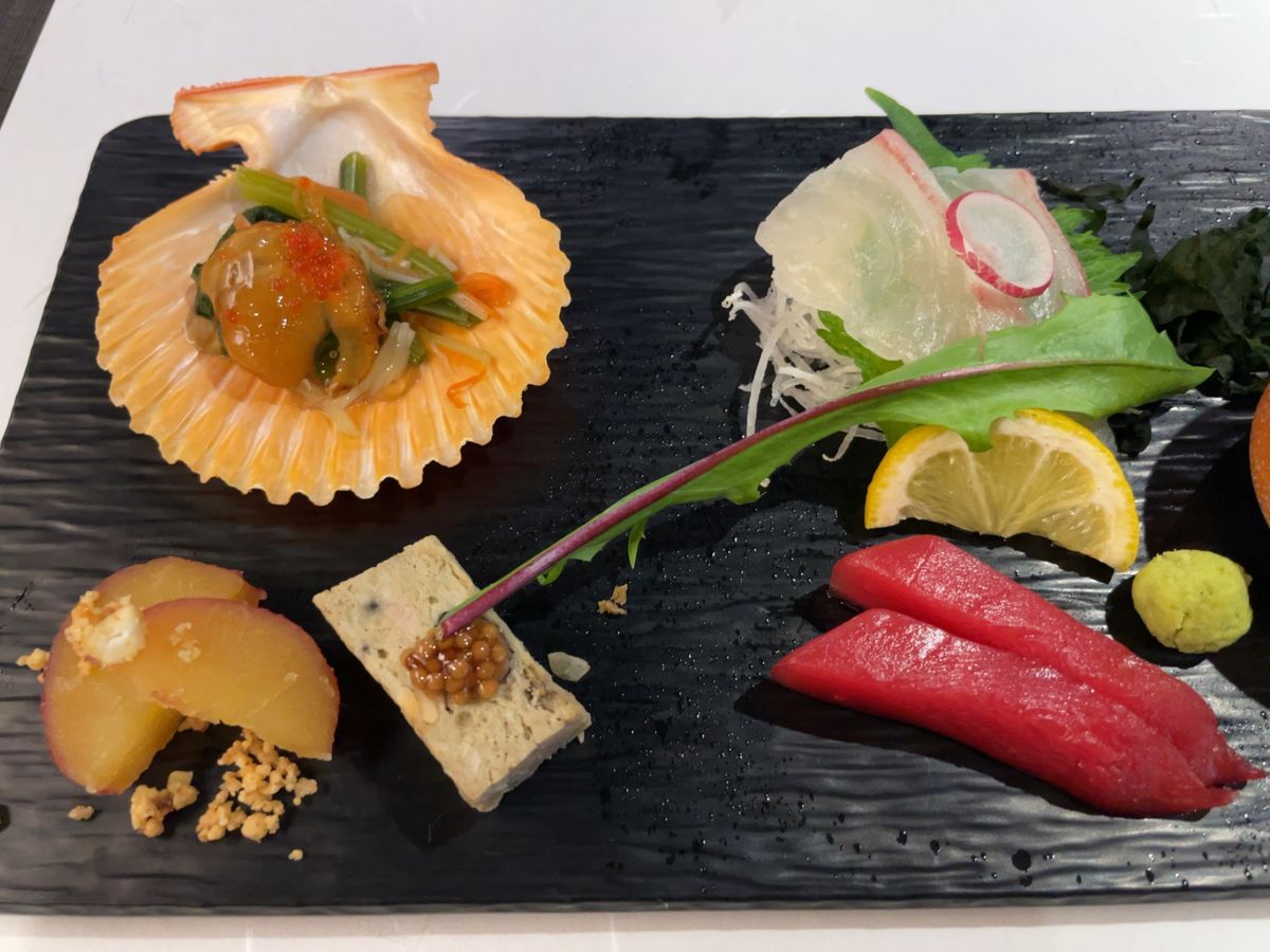 ホテルの夕食は和洋折衷の創作和食。こちらの〆はやはり鯛めし。釜で炊く松山鯛...